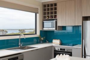 Η κουζίνα ή μικρή κουζίνα στο Seaspray Beach House +41 φωτογραφίες