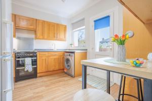 ครัวหรือมุมครัวของ Stylish Two Bedroom Apartment with Private Parking