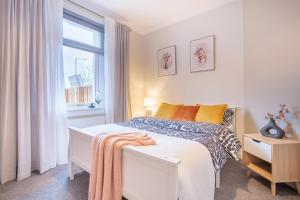 เตียงในห้องที่ Stylish Two Bedroom Apartment with Private Parking