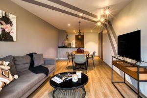 una sala de estar con un sofá y una mesa en ULIV Apartments Polanco, en Ciudad de México