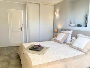 une chambre avec un grand lit avec deux animaux en peluche dessus dans l'établissement VILLA SUPERBE VUE MER SUR LA BAIE DE BANDOL , 200 m des PLAGES, à Sanary-sur-Mer