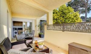 d'un balcon avec des chaises et une table sur la terrasse. dans l'établissement VILLA SUPERBE VUE MER SUR LA BAIE DE BANDOL , 200 m des PLAGES, à Sanary-sur-Mer