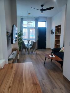 ein Wohnzimmer mit Sofa und Tisch in der Unterkunft El Paseo a Madrid 169 - Junto a la Casa de Campo in Madrid