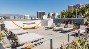 DTLA Luxury Condo with Pool, Gym, Work Pods & Conference Room