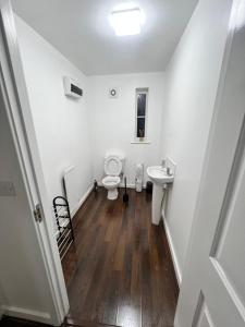ein Badezimmer mit Toilette und Waschbecken in der Unterkunft New Manchester City Getaway House with 2 FREE Parking in Manchester + 24 Fotos