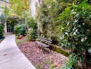 un banc de parc assis à côté d'une passerelle dans l'établissement Sant Ambrogio Courtyard Room in shared flat, à Milan