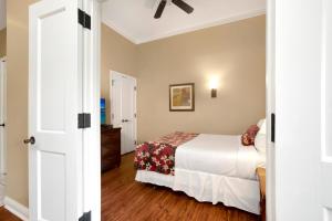 A bed or beds in a room at KBM Resorts FREE CAR Honua Kai Konea Ground Floor 2-Bedroom Condo with Easy Pool Access HKK-140