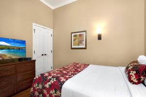 A bed or beds in a room at KBM Resorts FREE CAR Honua Kai Konea Ground Floor 2-Bedroom Condo with Easy Pool Access HKK-140