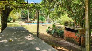 a backyard with a swimming pool and a fence at Casa Dal Piaz in Garibaldi