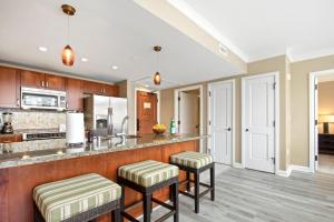 KBM Resorts FREE CAR Honua Kai Hokulani Ocean view 2-Bedroom Condo Sweeping view Best Location HKH-545的厨房或小厨房