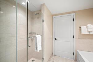 KBM Resorts FREE CAR Honua Kai Hokulani Ocean view 2-Bedroom Condo Sweeping view Best Location HKH-545的一间浴室
