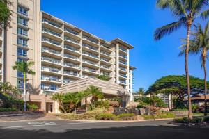 卡纳帕利KBM Resorts FREE CAR Honua Kai Hokulani Ocean view 2-Bedroom Condo Sweeping view Best Location HKH-545的街道上可欣赏到酒店景色