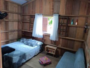 Ένα ή περισσότερα κρεβάτια σε δωμάτιο στο Cabana da Almada - Pé na Areia