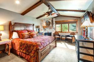 Schlafzimmer mit einem Bett und einem Schreibtisch mit einem Ventilator in der Unterkunft KBM Resorts Deer Valley Penthouse On Citywide shuttle bus Hot Tub Pool Table Shuffleboard PRH-685 in Park City