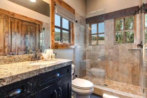 ein Badezimmer mit Toilette, Waschbecken und Dusche in der Unterkunft KBM Resorts Deer Valley Penthouse On Citywide shuttle bus Hot Tub Pool Table Shuffleboard PRH-685 in Park City + 26 Fotos