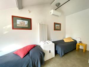 Postel nebo postele na pokoji v ubytování Room Sant Ambrogio with private terrace in shared flat