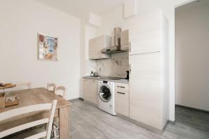 a kitchen with a washer and dryer in a room at Villa Ghillini in Casalecchio di Reno