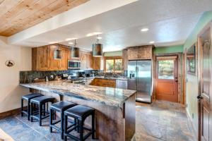 eine Küche mit einer großen Insel mit Barhockern in der Unterkunft KBM Resorts Private Home Fantastic views Hot Tub AC Easy Walk to Resort and Main St. PLA-1155 in Park City