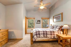ein Schlafzimmer mit einem Bett und einem Deckenventilator in der Unterkunft KBM Resorts Private Home Fantastic views Hot Tub AC Easy Walk to Resort and Main St. PLA-1155 in Park City