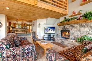 ein Wohnzimmer mit Sofas und einem Steinkamin in der Unterkunft KBM Resorts Private Home Fantastic views Hot Tub AC Easy Walk to Resort and Main St. PLA-1155 in Park City