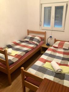 Ein Bett oder Betten in einem Zimmer der Unterkunft Apartments Kate