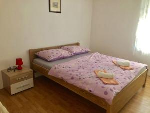 Ein Bett oder Betten in einem Zimmer der Unterkunft Apartments Kate