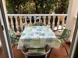 Ein Balkon oder eine Terrasse in der Unterkunft Apartments Kate