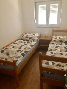 Ein Bett oder Betten in einem Zimmer der Unterkunft Apartments Kate