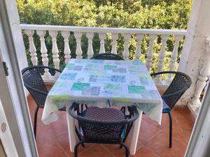 Ein Balkon oder eine Terrasse in der Unterkunft Apartments Kate