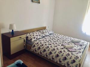 Ein Bett oder Betten in einem Zimmer der Unterkunft Apartments Kate