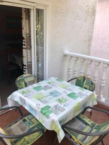 Ein Balkon oder eine Terrasse in der Unterkunft Apartments Kate