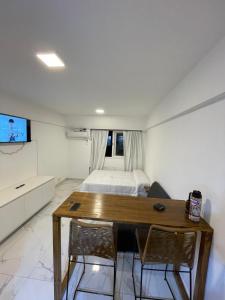 a room with a table and chairs and a bed at Monoambiente en el corazón de barrio sur in San Miguel de Tucumán