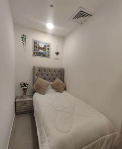 Giường trong phòng chung tại Cozy single bed partition