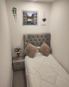 Postel nebo postele na pokoji v ubytování Cozy single bed partition