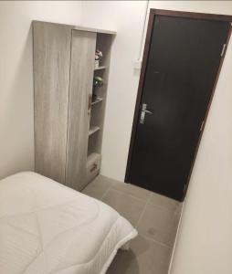 Giường trong phòng chung tại Cozy single bed partition