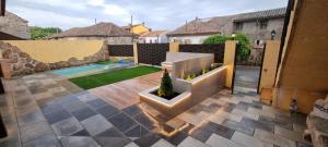 a view of a backyard with a swimming pool at MIRADOR DE PEGUERINOS in Peguerinos