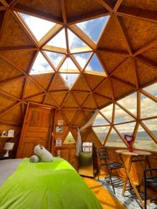 a room with a green bed in a yurt at Glamping Brillo de Luna in Guatavita
