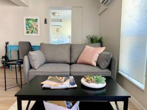 una sala de estar con un sofá y una mesa en Be A Nomad - Beach Bliss - House Perfect for Grps, en Jacksonville Beach
