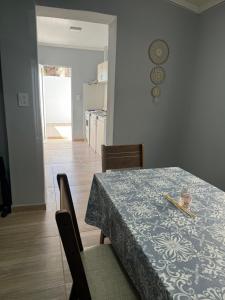 Un comedor con mesa y sillas y una cocina. en Los azahares, en La Cruz