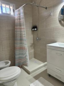 un baño con ducha y WC en Los azahares, en La Cruz