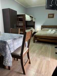 Habitación con mesa de comedor y 2 literas. en Los azahares, en La Cruz