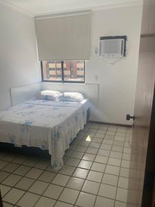 - une petite chambre avec un lit et une télévision dans l'établissement Sua casa na Ponta Verde 200m da praia, à Maceió