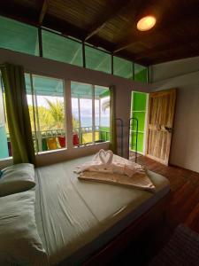 Rúm í herbergi á The Chorotega Hotel, Montezuma