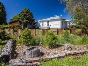 オハクネにあるWillow Lodge - Ohakune Holiday Homeの柵付き庭白家