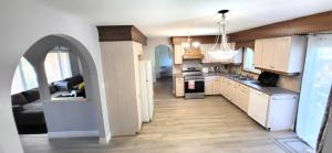 Cozy Home Close to Attractions in Niagara Falls的厨房或小厨房