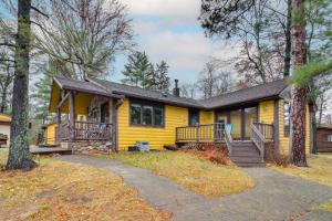 una casa gialla con portico e vialetto di Scenic Cabin with Private Beach in Crosslake! a Cross Lake