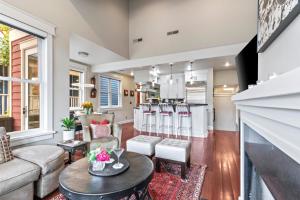 ein Wohnzimmer mit Sofa und Tisch in der Unterkunft KBM Resorts PWS-957 Luxurious 3bd Old Town Home 2 family rooms BBQ PWS-957 in Park City