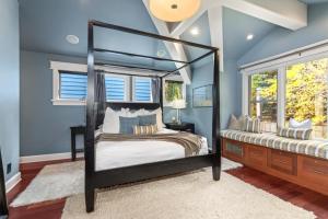 ein Schlafzimmer mit Himmelbett und Fenster in der Unterkunft KBM Resorts PWS-957 Luxurious 3bd Old Town Home 2 family rooms BBQ PWS-957 in Park City