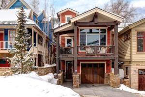 ein Haus mit Garage im Schnee in der Unterkunft KBM Resorts PWS-957 Luxurious 3bd Old Town Home 2 family rooms BBQ PWS-957 in Park City