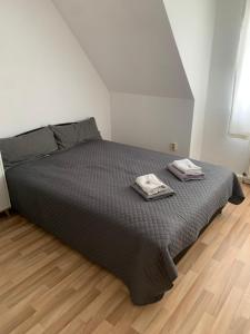 a bedroom with a bed with two towels on it at Gemütliche Ferienwohnung in Burg bei Magdeburg